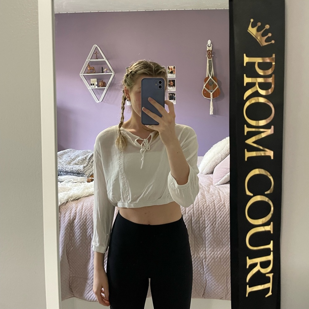 White long-sleeved cropped blouse
